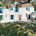 Maison en pierre avec volets bleus à Grignan, lieu d’exception proposé par Label Conciergerie, partenaire d’Alice cheffe à domicile