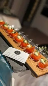 Bouchées de saumon avec crème montée, préparées par Alice, pour un cocktail gastronomique