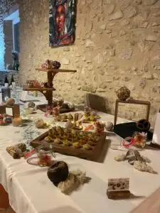 Buffet gastronomique décoré avec soin lors d’un événement privé organisé par la cheffe