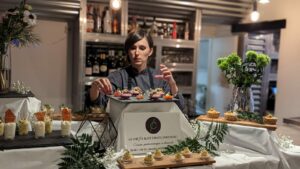 Alice Chabert, cheffe à domicile, dresse un buffet gastronomique raffiné lors d’un événement privé