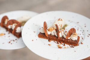 Dessert élégant – Alice Chabert cheffe à domicile Montélimar Dessert gastronomique au chocolat et chantilly, dressé avec finesse par Alice, cheffe à domicile
