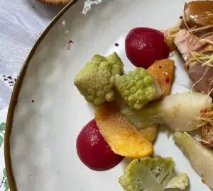 Cuisine de saison locale – cheffe à domicile Drôme provençale Assiette gastronomique aux légumes de saison colorés, préparée par Alice, cheffe à domicile