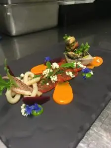 Assiette gastronomique au poisson, légumes et fleurs comestibles, signée Alice