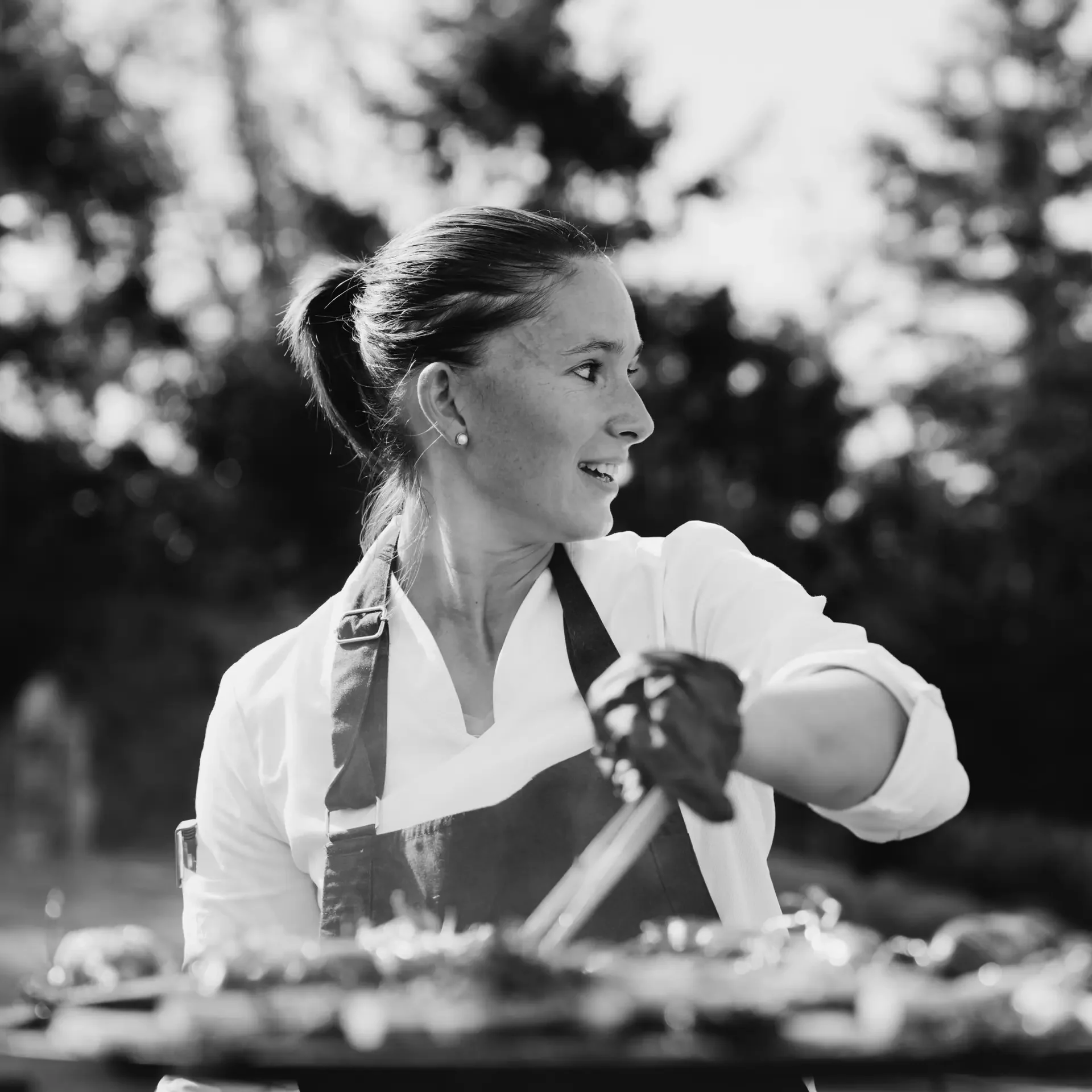 Portrait d’Alice Chabert, cheffe à domicile, en pleine action lors d’un événement gastronomique