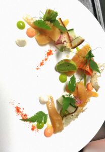 Photo d'assiette gastronomique fraîche au saumon et condiments, réalisée par Alice