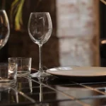 Table élégamment dressée pour un repas gastronomique par Alice, cheffe à domicile en Drôme