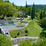 Vue panoramique sur un domaine de prestige avec piscine, partenaire de Home Sweet Holidays pour les événements gastronomiques d’Alice cheffe privée