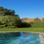 Terrasse et piscine extérieure d’un lieu géré par Les Clefs d’Hestia, partenaire d’Alice cheffe à domicile en Drôme provençale