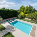 Piscine moderne d’une location gérée par Les Clefs d’Hestia, partenaire d’Alice cheffe à domicile en Drôme provençale.