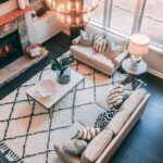 Salon cosy et chaleureux proposé par Les Clefs d’Hestia en Drôme provençale, en partenariat avec Alice cheffe à domicile.