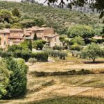 Vue panoramique du village de Grignan et ses paysages provençaux, mis en valeur par Les Clefs d’Hestia et Alice cheffe à domicile