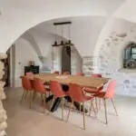 Salle à manger d’un gîte en Drôme provençale – intérieur authentique partenaire de CJ Pro’vence Conciergerie près de Montélimar
