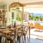 Salle à manger lumineuse d’un gîte en Drôme provençale avec vue sur la piscine – lieu géré par CJ Pro’vence Conciergerie près de Montélimar