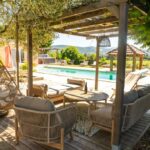 Terrasse ombragée d’un gîte en Drôme provençale avec vue sur la piscine – lieu partenaire de CJ Pro’vence Conciergerie près de Montélimar