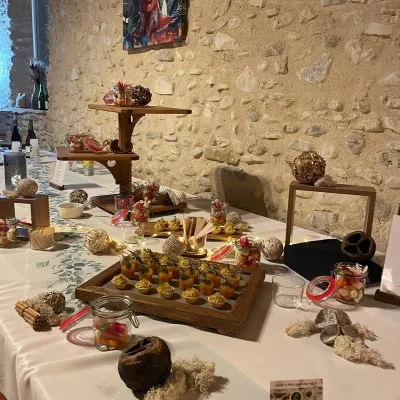 Buffet gastronomique décoré avec soin lors d’un événement privé organisé par la cheffe