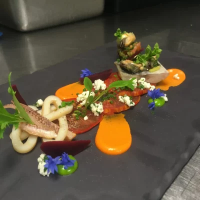 Assiette gastronomique au poisson, légumes et fleurs comestibles, signée Alice
